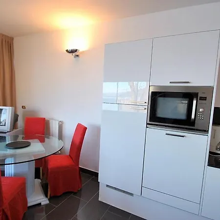 Sleeps 4 Pool Wifi Apartment